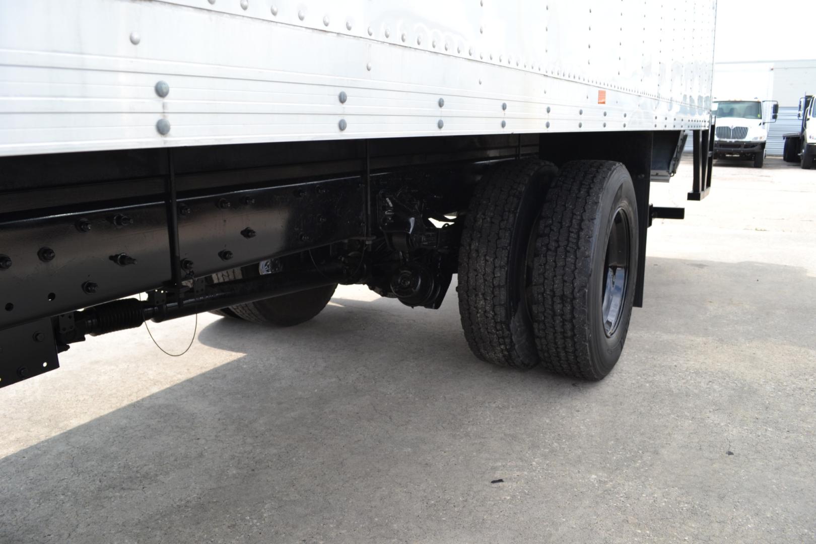 2017 WHITE /BLACK FREIGHTLINER M2-106 with an CUMMINS ISB 6.7L 240HP engine, ALLISON 2100HS AUTOMATIC transmission, located at 9172 North Fwy, Houston, TX, 77037, (713) 910-6868, 29.887470, -95.411903 - 26,000LB GVWR NON CDL, 26FT BOX, 13FT CLEARANCE , 103" X 102", MAXON 3,500LB CAPACITY ALUMINUM LIFT GATE, DUAL 50 GALLON FUEL TANKS,SPRING RIDE - Photo#10